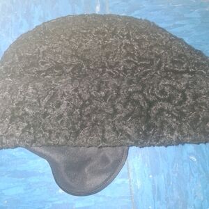 VERY HANDSOME DOBBS VINTAGE BLACK RUSSIAN STYLE CAP. SIZE LARGE